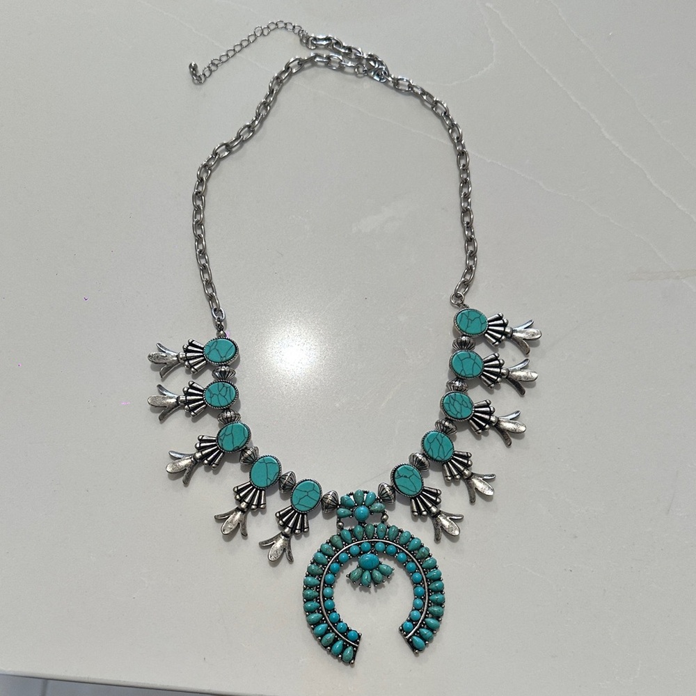 Elegant Turquoise and Silver Necklace
